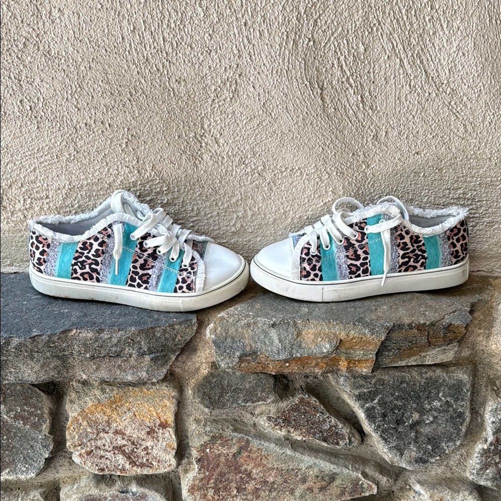 Tennis shoes